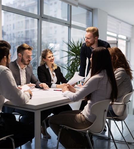 Gruppo di persone durante una riunione di azienda.