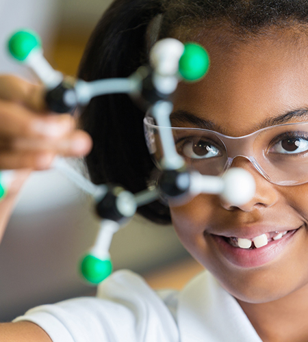 Bambina che sperimenta nel laboratorio di scienze.